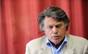 Gilbert Collard, candidat du Rassemblement Bleu Marine aux législatives dans le Gard, à Gallician, le 11 mai 2012.