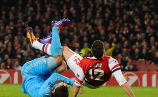 Olivier Giroud au duel avec Lucas Mendes, le 26 novembre 2013