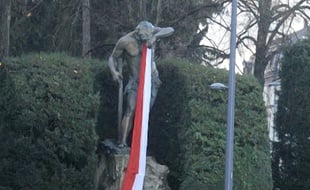 La statue du «Schweissdissi» dans le parc du Tivoli à Mulhouse recouverte d'une écharpe «Rot un Wiss».