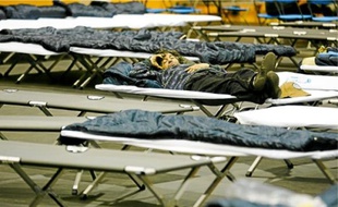 Rue de Marseille, Jean-Claude et ses amis tentent de lutter contre le froid.Le gymnase Duplat ouvert mardi permet d'accueillir 120 personnes la nuit. Mihaela et la petite Ana-Maria sont arrivées à Saint-Irénée en janvier.