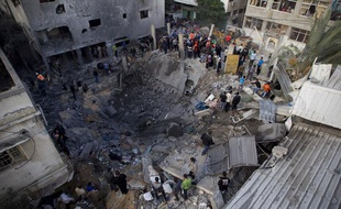 L'armée israélienne a bombardé une maison dans le centre de Gaza, visant un chef militaire du Hamas et tuant plusieurs civils, le 18 novembre 2012.