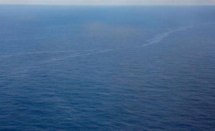 Des traces d'huile prises pour du kérozène, repérées par un avion de l'armée brésilienne à l'endroit où l'Airbus du vol AF447 est supposé s'être crashé, le 3 juin 2009.