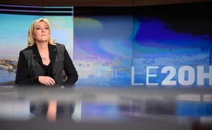 La présidente du FN Marine Le Pen, le 9 avril 2015 sur le plateau du 20h00 de TF1