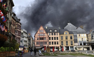 La fumée noire a envahi Rouen après qu'un incendie a revagé l'usine Lubrizol dans la nuit de mercredi à jeudi 26 septembre 2019.