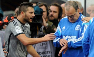 André-Pierre Gignac tente de célébrer son but avec Marcelo Bielsa, samedi 4 octobre 2014.