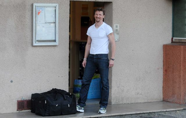 Tony Vairelles (8 caps avec les Bleus) affichait un grand sourire, en 2012, au moment de sa sortie de prison, où il venait de passer cinq mois. L’ancien attaquant était pourtant loin d’être tiré d’affaire. Douze ans plus tard, en 2024, l’ex-joueur de Lens et de l’équipe de France sera définitivement condamné à 18 mois de prison (peine aménageable) pour avoir tiré sur les vigiles d’une boîte de nuit en 2011 à Nancy. Une histoire de représailles classique dans laquelle les deux plus jeunes frères de la famille disent avoir été violemment expulsés d’une boîte de nuit et où les deux aînés, Tony inclus, ont rappliqué pour régler leurs comptes. La version familiale évoquera « un mystérieux tireur » alors que les vigiles ont identifié l’ancien footballeur.