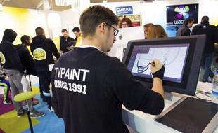 Un homme dessine sur une tablette pendant le festival de BD d'Angoulême, en Charente, le 29 janvier 2015