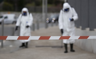 Des équipes désinfectent le mobilier urbain autour de l'hôpital Pasteur à Nice, le 27 mars 2020