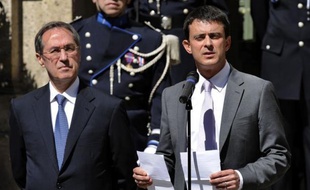 Le nouveau ministre de l'Intérieur Manuel Valls a promis jeudi, à l'issue de la passation de pouvoirs avec son prédécesseur Claude Guéant qu'il n'y aurait "ni angélisme ni course aux chiffres" en matière de sécurité, "ni stigmatisation de communautés".