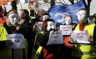 Les salariés d'Astrium Toulouse ont manifesté jeudi après-midi devant le siège de leur maison-mère Airbus Group (ex-EADS) pour protester contre le plan de suppressions d'emplois du groupe qui frappe particulièrement leur unité de fabrication de satellites, a constaté un journaliste de l'AFP.