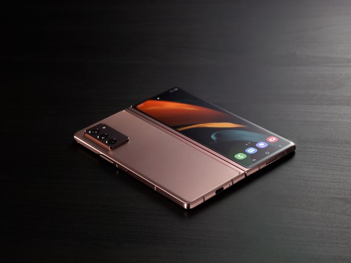 Au format 25:9e, l'écran extérieur du Galaxy Z Fold 2 est long et un peu étriqué.
