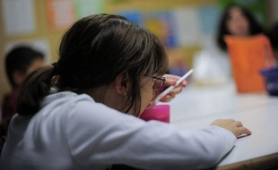 Sebastian, 10 ans, et Gabriela, d'un an son aînée, s'attablent religieusement pour le goûter. Comme des dizaines d'enfants pauvres pris en charge après l'école par ce centre d'aide de Barcelone, ils attendaient ce repas qui sera peut-être aussi leur dîner.