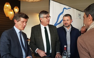 Nicolas Florian (à gauche) a reçu les acteurs du fleuve, mardi 25 février 202, pour leur présenter ses principaux projets d'aménagement et de développement la Garonne.