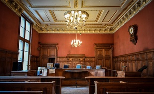 Une salle de tribunal. (illustration)