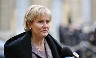 Une majorité d'associations familiales reçues par Nadine Morano avant la réunion des partenaires sociaux à l'Elysée, s'est prononcée pour une aide aux familles touchées par la crise, a affirmé mardi la secrétaire d'Etat à la Famille dans un communiqué.