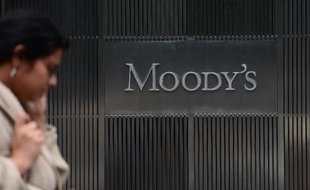 Une femme passe devant le siège de l'agence de notation Moody's à New York, le 18 septembre 2012