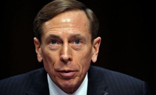 Le directeur de la CIA David Petraeus a annoncé vendredi sa démission de la puissante agence de renseignement américaine en raison d'une aventure extraconjugale, mettant fin à une brillante carrière et faisant pâlir l'étoile du héros de la guerre en Irak.