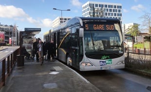 La ligne L5 de busway relie le Hangar à bananes à la Gare sud.