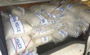 La police australienne a annoncé jeudi avoir effectué la plus importante saisie de méthamphétamine de son histoire, d'une valeur à la revente estimée à 438 millions de dollars australiens (340 millions d'euros, 450 millions de dollars américains).