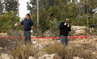 Des policiers israéliens enquêtent sur le site de l'attaque de deux gardes-frontières israéliens par un Palestinien, le 4 novembre 2015 près de Hébron en Cisjordanie