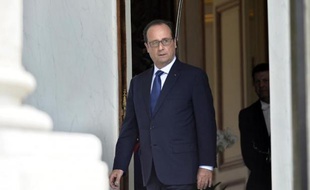 François Hollande sur le perron de l'Elysée le 27 août 2014 à Paris