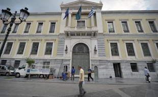 L'aggravation de la confrontation politique en vue des élections locales en Grèce, prévues en mai en même temps que les élections européennes, pourrait nuire à la reprise, a estimé jeudi le gouverneur de la Banque de Grèce (BdG).