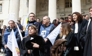 Devant le palais de justice, hier.