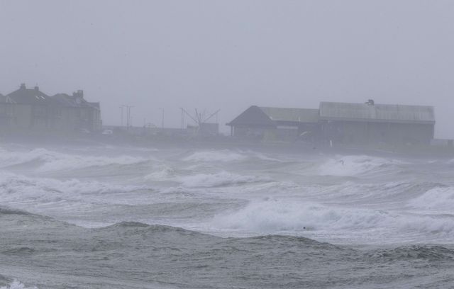 Le Met Office a émis une alerte orange pour une grande partie de l’Écosse et une alerte jaune pour le nord de l’Angleterre, le nord du Pays de Galles et l’Irlande du Nord, alors que la tempête Floris menace la moitié nord du Royaume-Uni avec des vents violents et de fortes pluies lundi et mardi. La tempête Floris est la sixième tempête de la saison. Les côtes écossaises sont durement touchées.