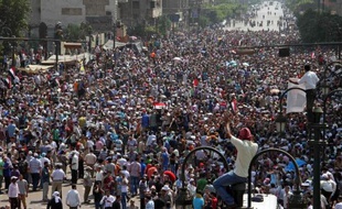 Des violences entre partisans du président islamiste déchu Mohamed Morsi, mobilisés par milliers, et forces de l'ordre ont fait au moins 70 morts vendredi en Egypte, avec des quartiers entiers transformés en champs de bataille.