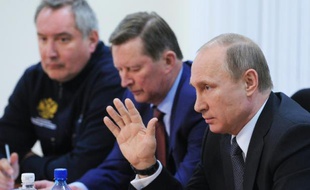 Le président russe Vladimir Poutine (d) rencontre des responsables du secteur spacial, au cosmodrome Vostotchny, près d'Uglegorsk dans l'est de la Russie le 27 avril 2016