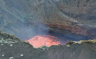 Google Street View permet désormais de « visiter » un volcan en activité. Le service intégré à Google Maps offre une vision à 360° du cratère Marum, situé sur l’île Ambrym, dans l’archipel du Vanuatu.