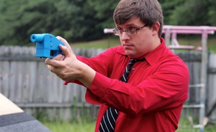 Travis Lerol tient le premier pistolet réalisé entièrement en 3D, en 2013.