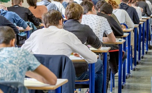 Des élèves en train de plancher sur une épreuve du bac.
