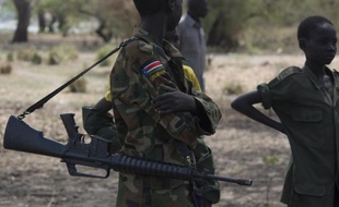 Des enfants-soldats assistent à une cérémonie de désarmement et de démobilisation d'enfants enrôlés dans la guerre civile à Pibor, organisée par l'Unicef le 10 février 2015 au Soudan du Sud