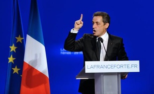 Nicolas Sarkozy a ironisé vendredi sur François Hollande, qui a assuré ne pas vouloir confondre chef d'Etat, de majorité et de parti, ce que le président-candidat a résumé d'une formule: "Il n'a pas l'intention d'être chef".