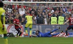 Le Nantais Serge Gakpé rate une belle occasion devant Vincent Enyeama