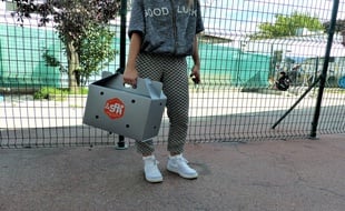 Une adoptante repart de la SPA de Gennevilliers avec son nouveau compagnon. Le 10 août 2018.