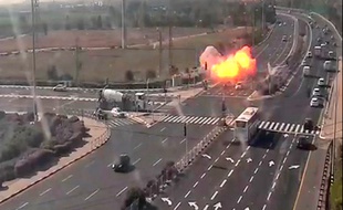 Une roquette tirée de la bande de Gaza a frappé une autoroute manquant de peu plusieurs véhicules à grande vitesse près de Gan, en Israël Yavne le 12 novembre 2019.