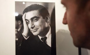 Une personne regarde un autoportrait du photojournaliste Robert Capa, le 5 octobre 2004 à la Bibliothèque nationale de France (BNF) à Paris, lors de l'exposition «Andrei Friedman dit Robert Capa, photographe de guerre».