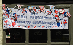 Une banderole en hommage au prince Philip a été accrochée sur la devanture d'un pub près de Windsor.