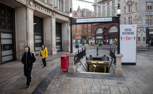 Le 8 novembre 2020, lors du nouveau confinement, le quartier d'Oxford Circus, à Londres, généralement très fréquenté, est quasi-désert.