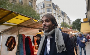 Cédric Villani en campagne à Paris le 10 novembre 2019.