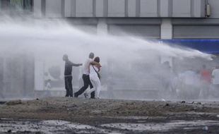 Des manifestants arrosés au canon à eau par la police à Istabul le 22 juin 2013.