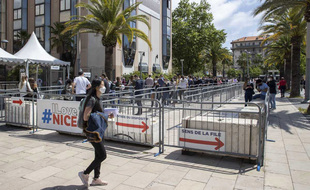 La file d'attente au centre de vaccination du palais des expositions à Nice, le 14 mai 2021