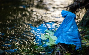 Des déchets plastiques dans une rivière (illustration).