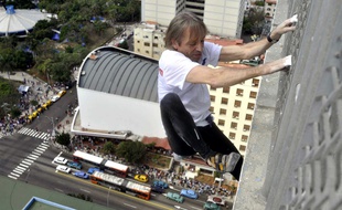Alain Robert, photographié durant l'escalade d'une tour à La Havane, en 2013.