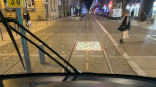 Pour avertir piétons et cyclistes, un tramway projette un message lumineux « danger » devant lui