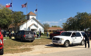 Des véhicules devant l'église de Sutherland Springs, au Texas, où s'est déroulée une fusillade le 5 novembre 2017