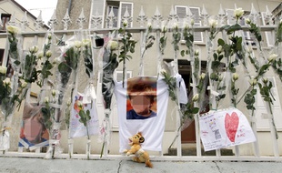 Une photo de Bastien déposée lors d'un hommage à l'enfant, à Germigny-l'Evêque (Seine-et-Marne) en décembre 2011.
