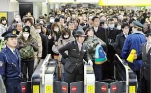 A Tokyo (ici à la gare de Shinjuku), « les gens essaient de rester calmes ».